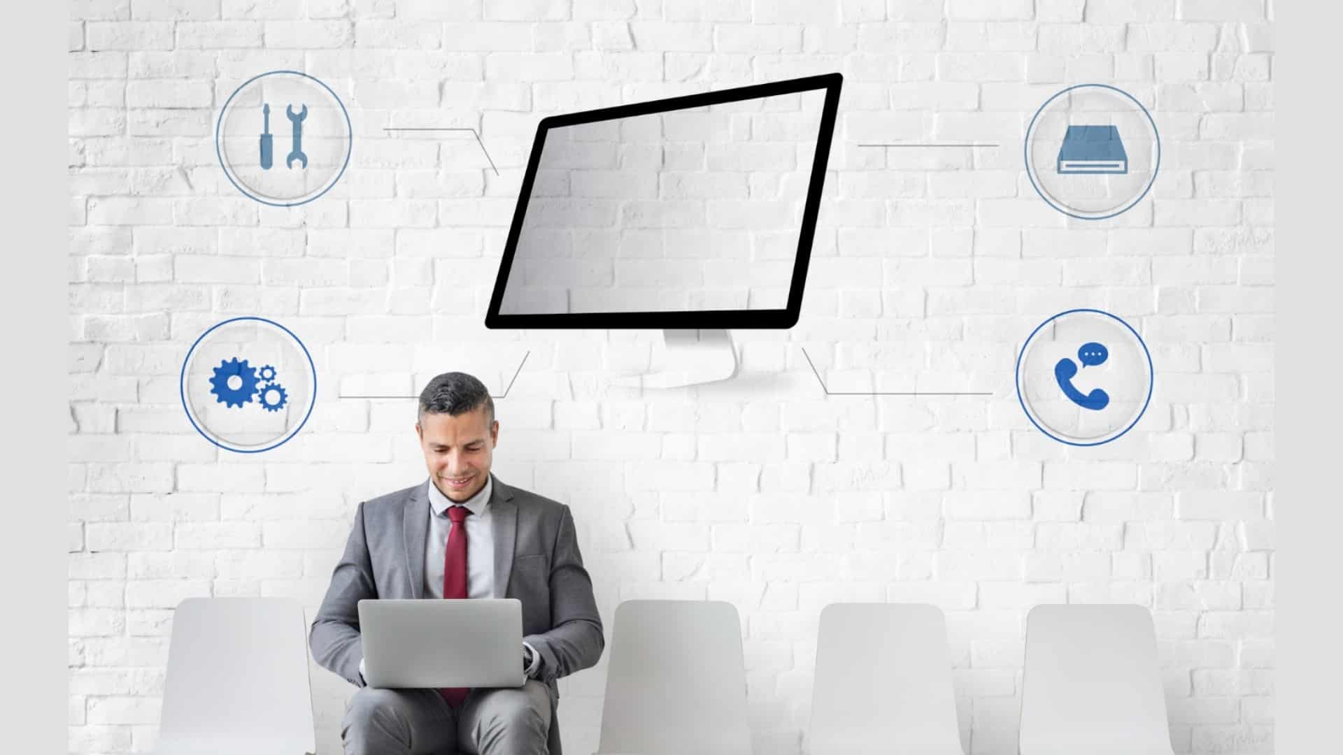 Consultant IT devant un ordinateur avec icônes de services numériques.