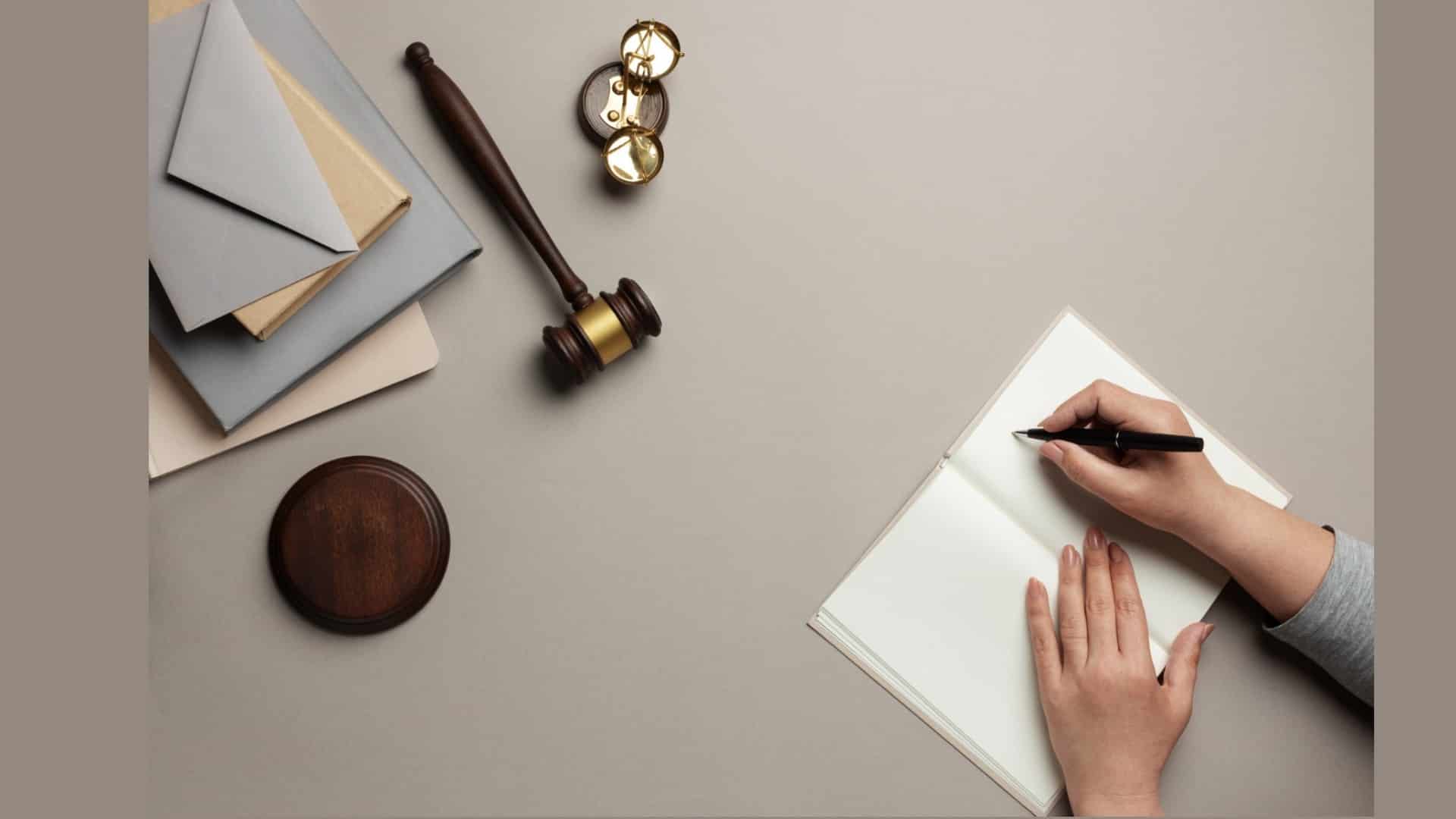 Bureau juridique avec maillet, documents et carnet de notes