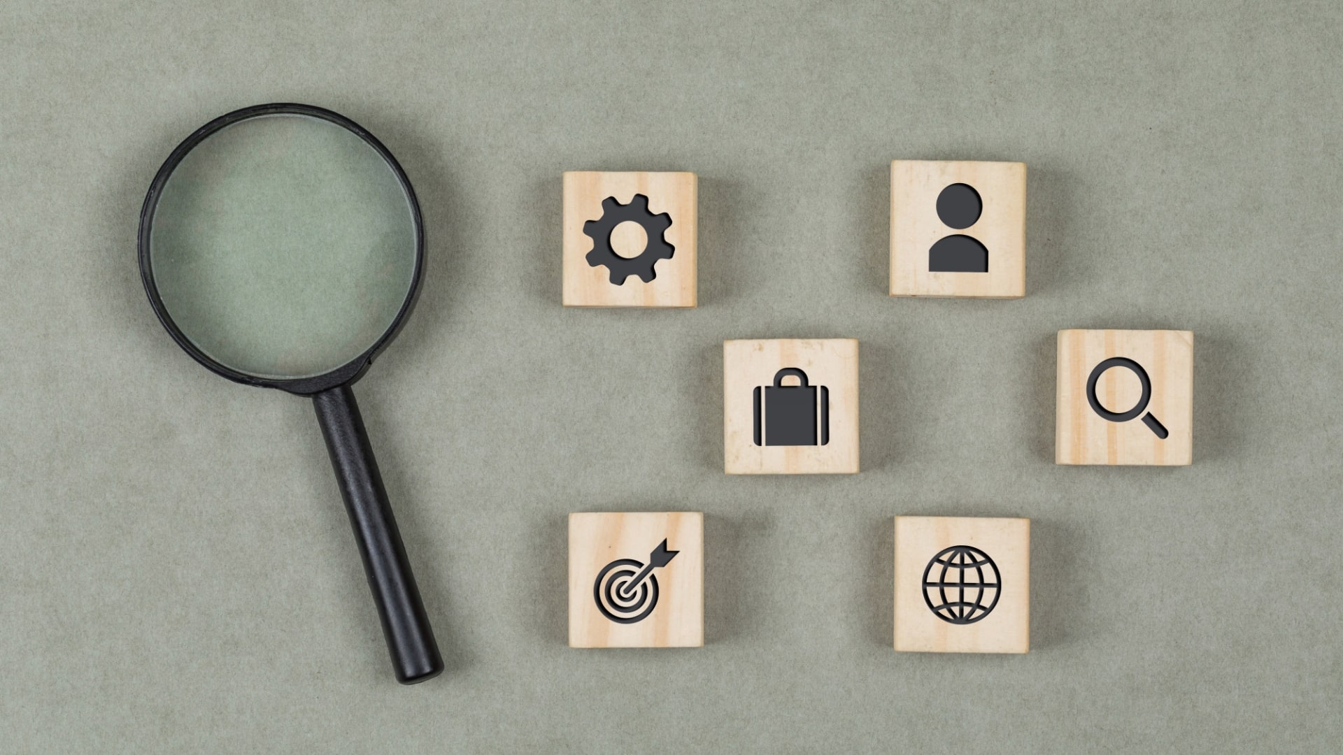 Illustration du secteur Int&eacute;rim et Agences d&rsquo;emploi : une loupe et des ic&ocirc;nes de gestion symbolisent le recrutement, la gestion de missions et la conformit&eacute; RGPD accompagn&eacute;s par MDP Data Protection.