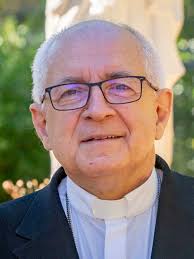 Portrait d’un évêque portant des lunettes, en col romain, photographié en extérieur