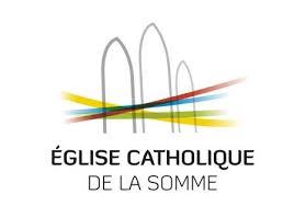 Logo officiel de l’Église catholique de la Somme avec des arcs stylisés et des bandes colorées
