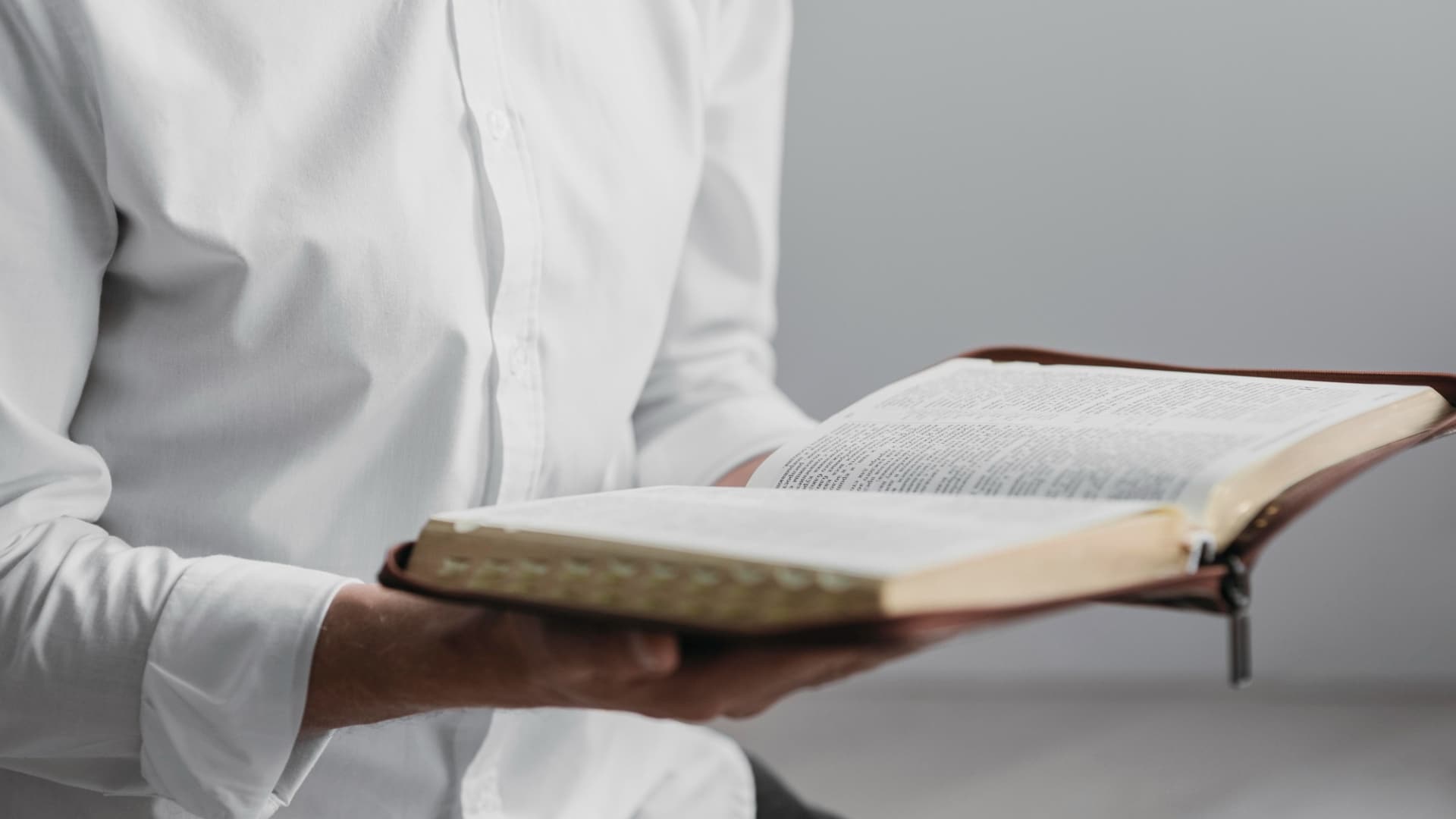Illustration d’un membre d’une congrégation religieuse lisant un livre, représentant l’accompagnement de MDP Data Protection pour la conformité RGPD et la protection des données dans le secteur religieux.