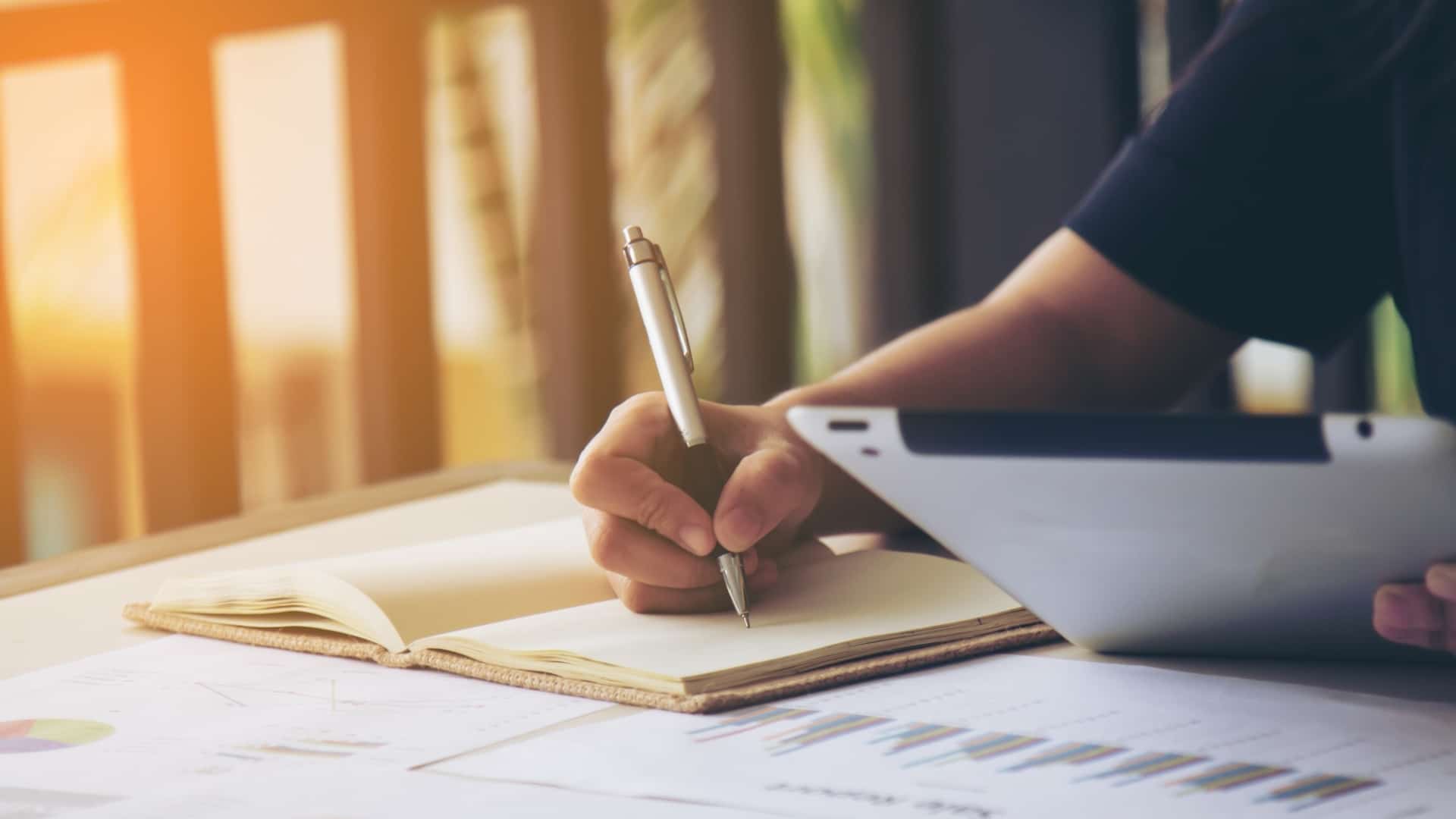 Illustration du secteur Enseignement et Formation : un formateur prend des notes avec une tablette et des graphiques, symbolisant l’accompagnement de MDP Data Protection pour la conformité RGPD et la cybersécurité dans les établissements scolaires et organismes de formation.